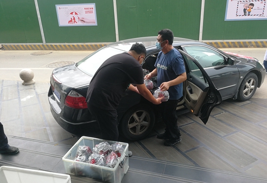 鄭州市未來路街道 “五到位服務(wù)”為隔離者安“家” 外賣遞送服務(wù)